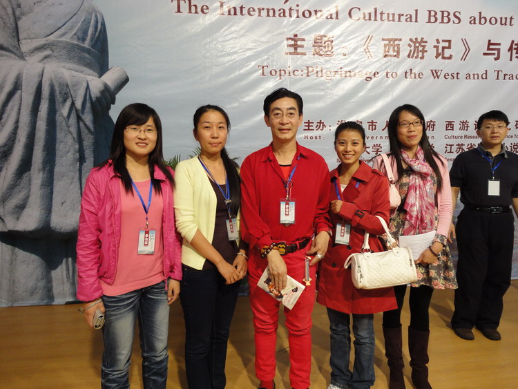 免费色情片
研究生与六小龄童合影